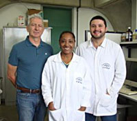 Richard Ian Samuels (E), Thalles Mattoso e Aline Carolino: parceria com pesquisadores britânicos na pesquisa (Foto: Divulgação/Uenf)